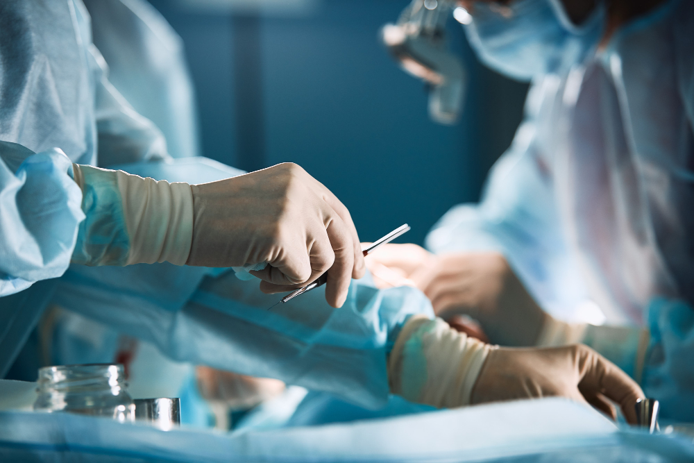 Dano estético - médicos segurando aparelhos cirúrgicos
