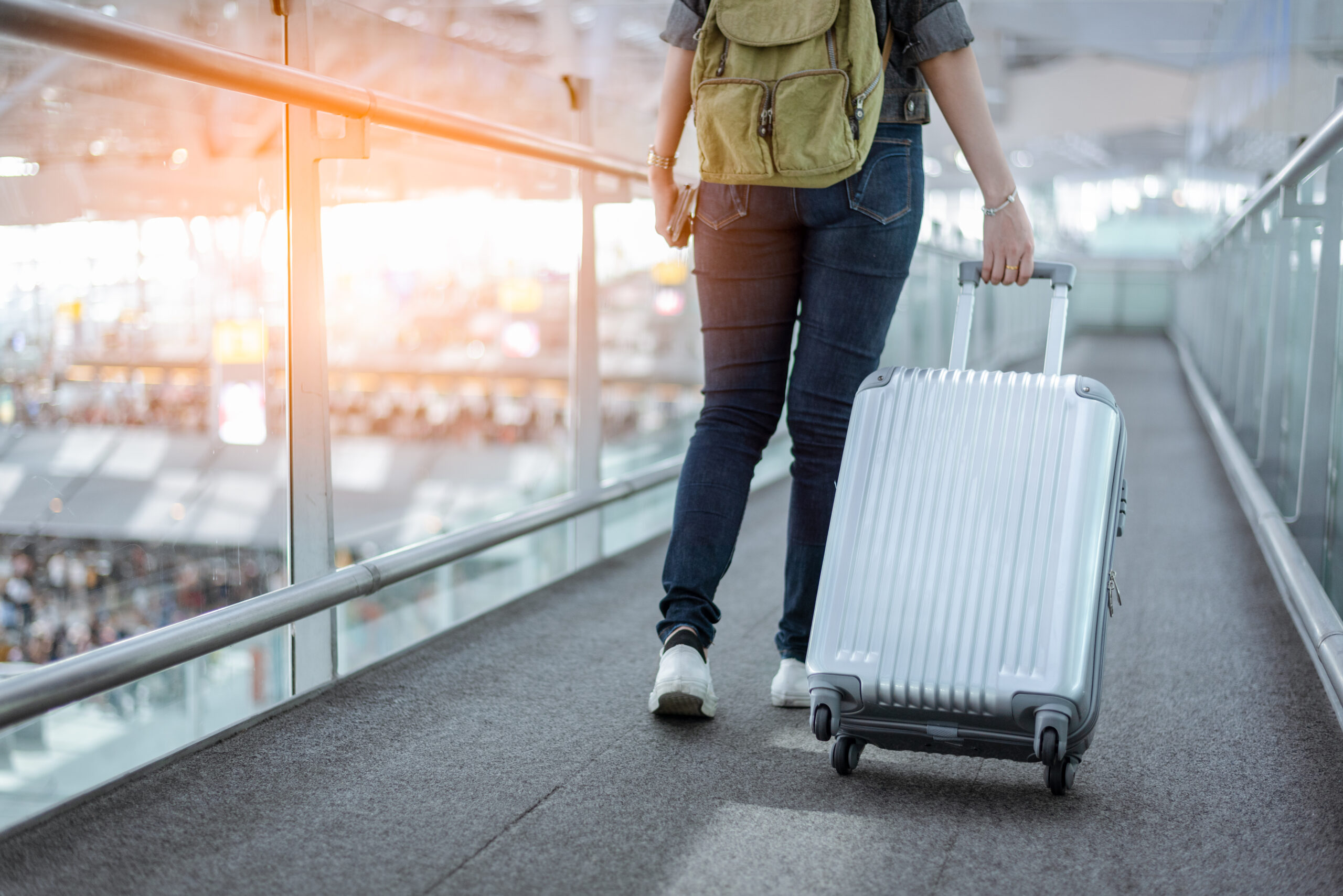 Extravio de bagagem: saiba quais os direitos do passageiro - mulher puxando bagagem em aeroporto